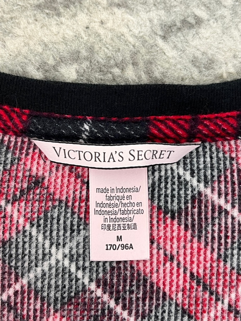 VICTORIA’S SECRET BUNDLE BLACK RED PLAID TOTE SLIPPERS NWT KNIT TOP PANTS SZ MD - Picture 10 of 16